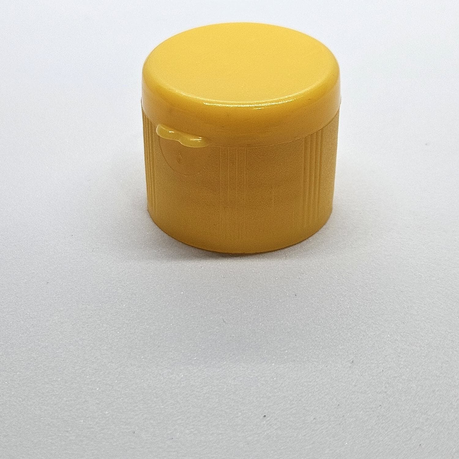 Tapa flip-top R-28 amarilla