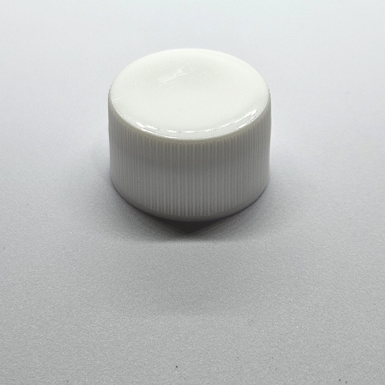 Tapa plana R-28 blanca · liner de espuma